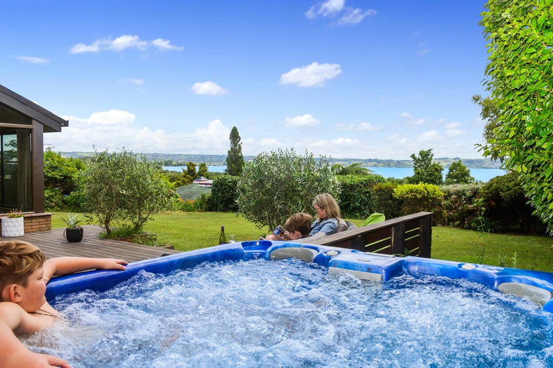 The Bird House - Kawaha Point, Rotorua. Stylish six bedroom home with space, views and relaxed atmosphere, Rotorua, New Zealand