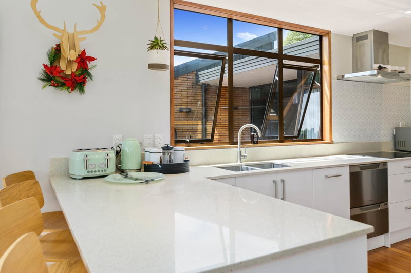The Bird House - Kawaha Point, Rotorua. Stylish six bedroom home with space, views and relaxed atmosphere, Rotorua, New Zealand