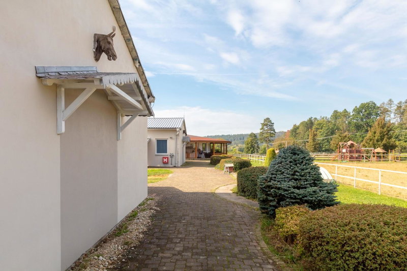 Farma Slunečný Dvůr, Hermanuv Mestec, Czechia