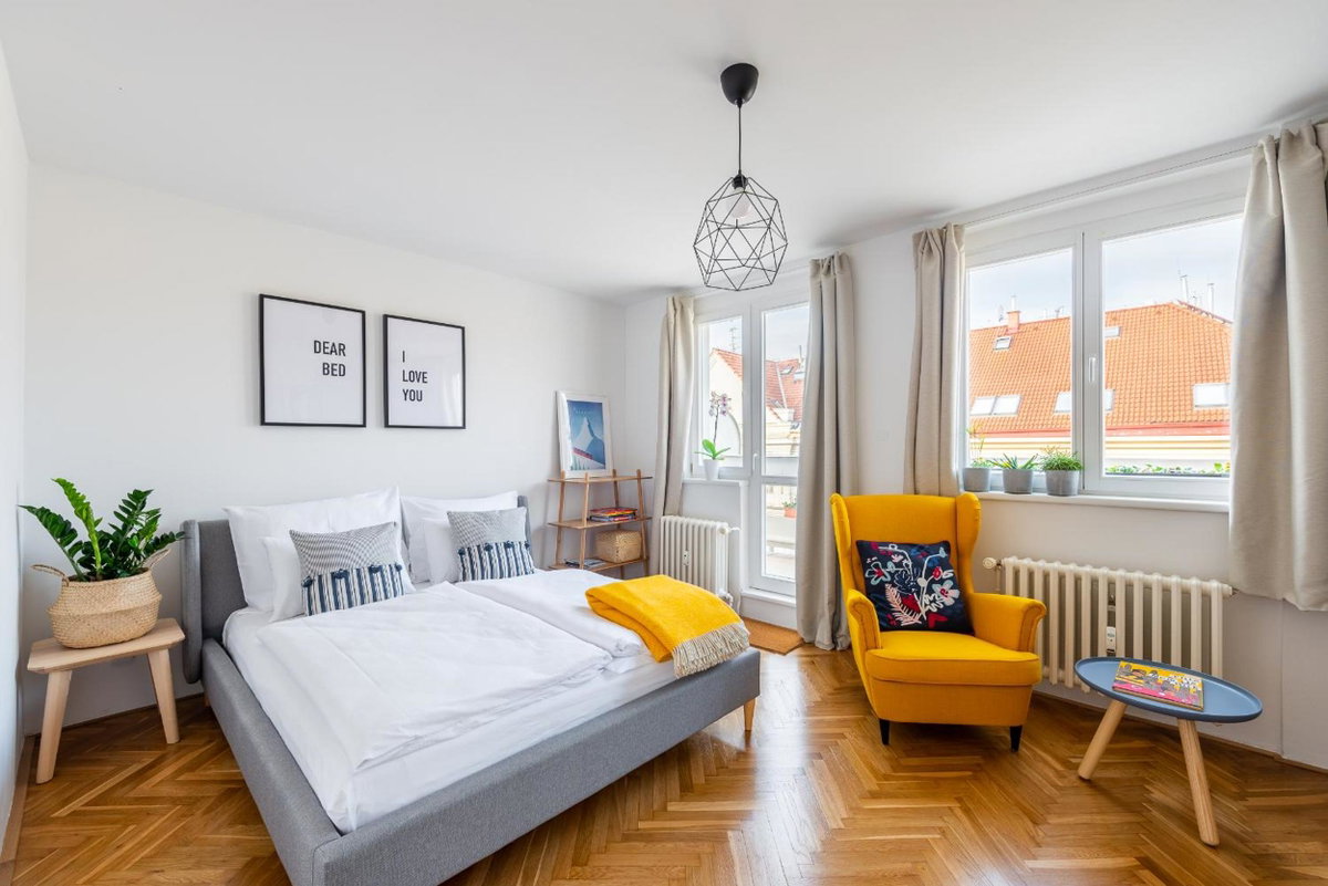 BRIGHT CHARMING Apt with TERRACE, PARKING & AirCo., Tschechien