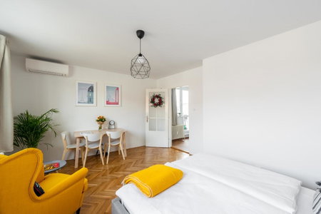 BRIGHT CHARMING Apt with TERRACE, PARKING & AirCo., Prague, Czechia