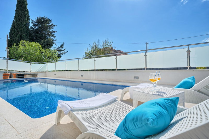 Hotel Riva Kaštela with swimming pool, Kaštela, Хорватия