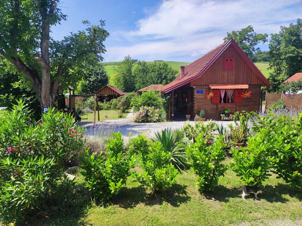 Hotel · Pod orehom drvena kuća i sauna, Krapina