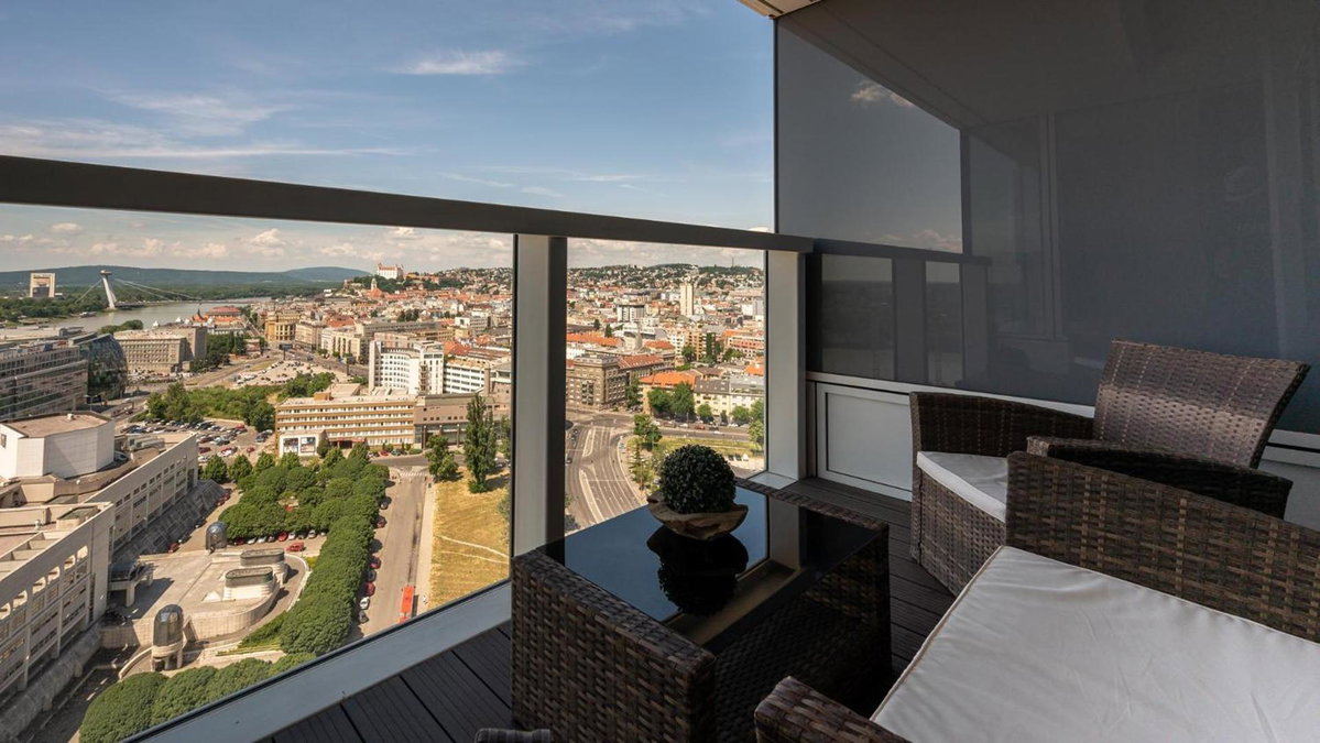 Panorama - Sunset and castle view, 22nd floor, garage, AC, Slovaquie
