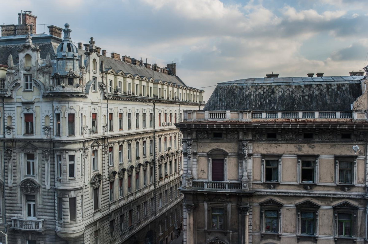 All In Apartman, Венгрия