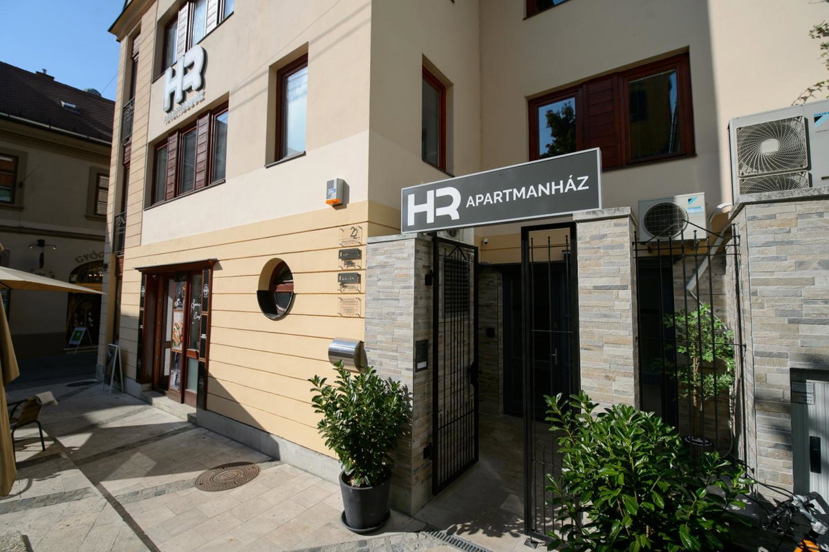 HR Apartmanház, Hungary