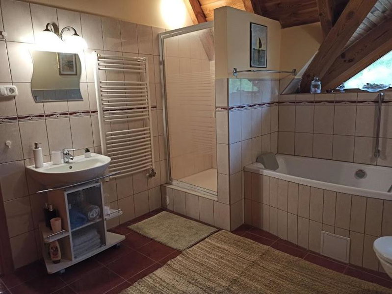 Apartman egy Makovecz Imre tervezte házban, Ispánk, Hungary