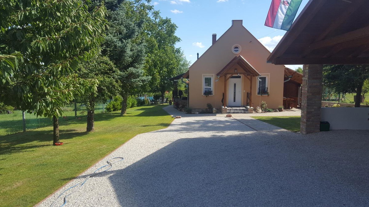 Gyöngyvirág Apartman, Венгрия