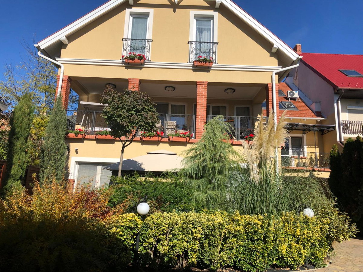 Galéria Apartmanház, Hungary