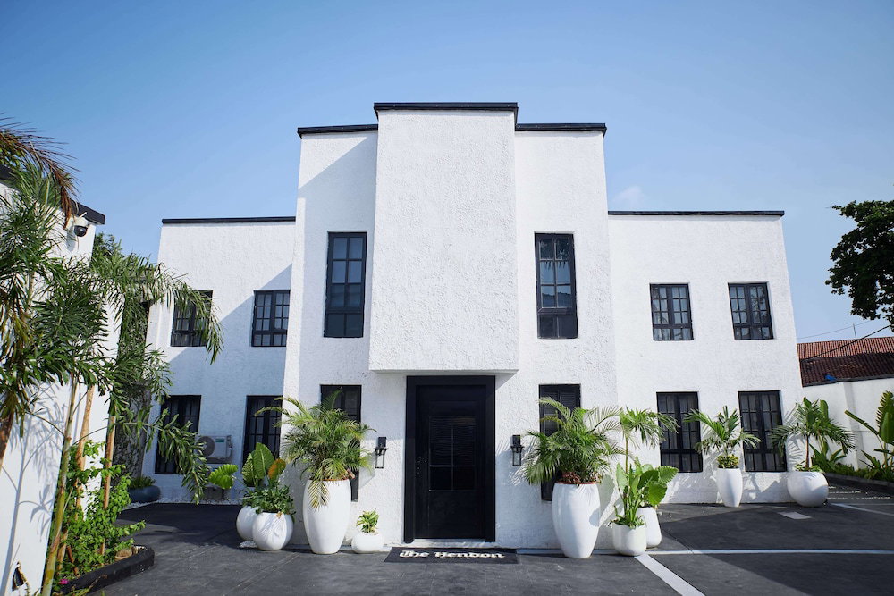 The Hendon House, Нигерия