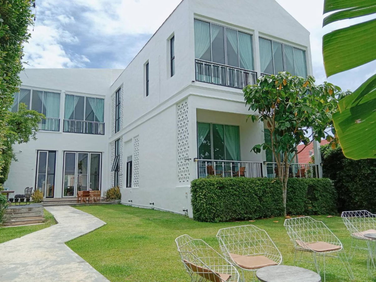 Hotel · White Wall Riverfront Hotel, Kamphaeng Phet
