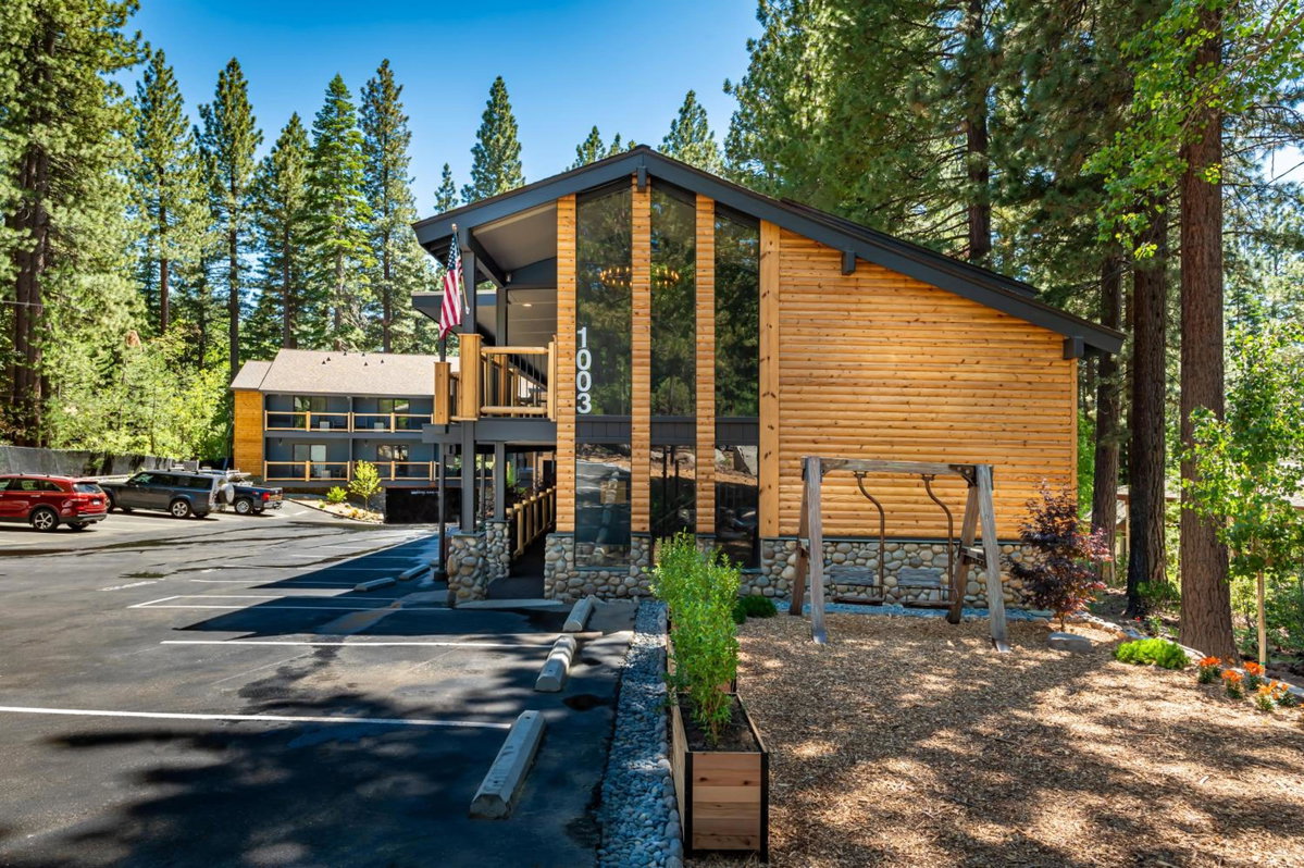 Hotel · The Incline Lodge, Incline Village