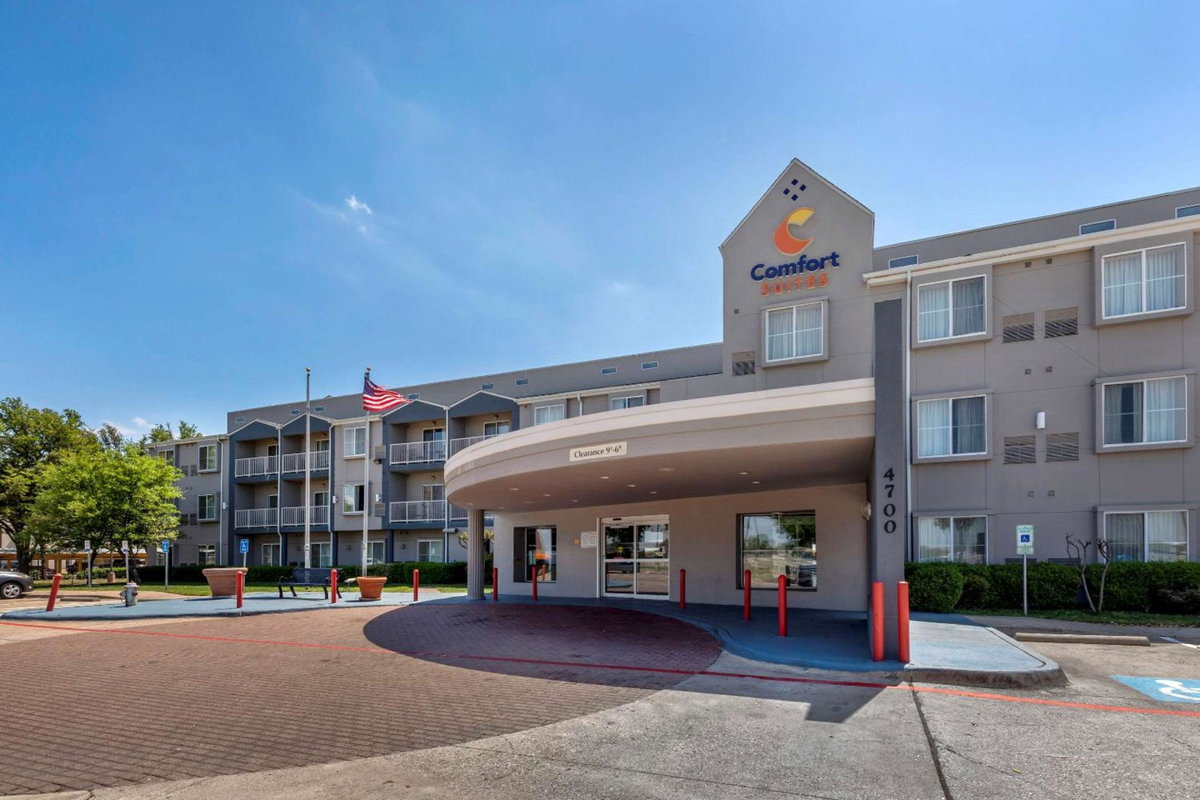 Hotel · Comfort Suites DFW Airport, Irving