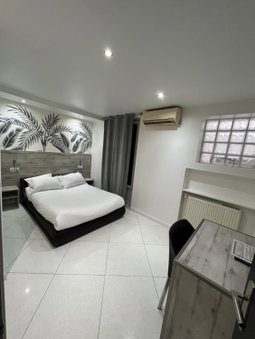 Modern's Hotel, Paris, France
