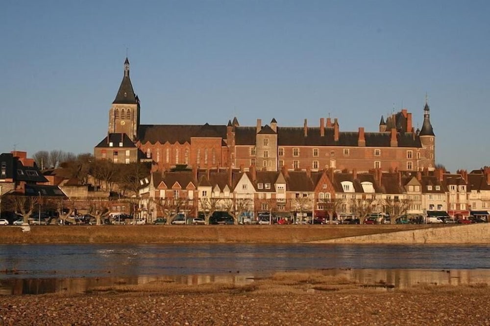Hotel · Brit Hotel Confort Gien, Gien