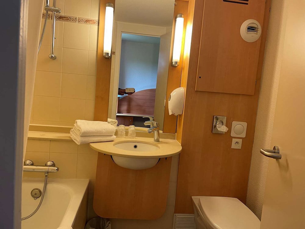 Hotel · HOTEL INN DESIGN MACON NORD - ex kyriad, Sance