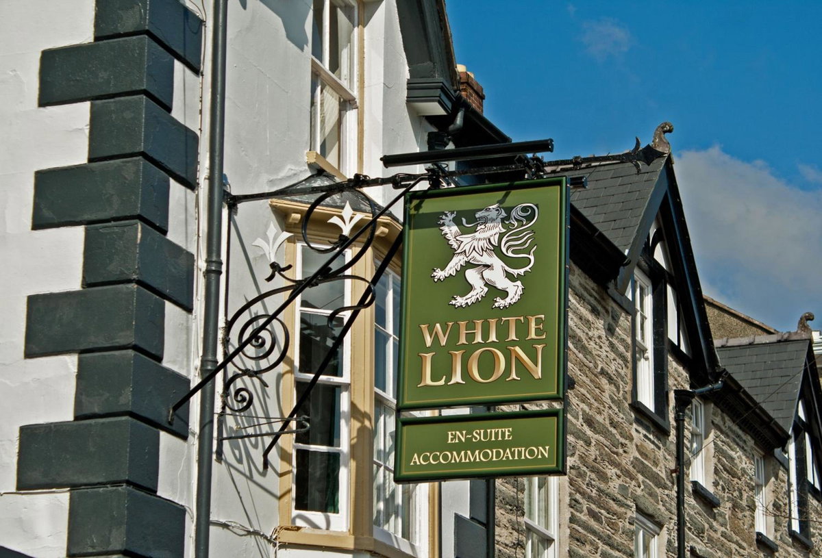 Hotel · The White Lion Hotel, Machynlleth