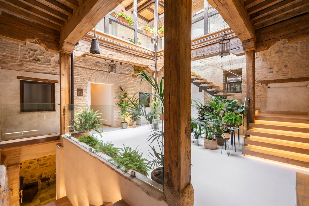 Dobo Azacanes Hostal, Испания