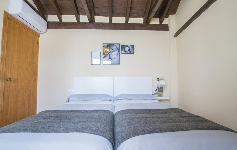 Apartamentos Nahira Suites 3000, Granada, Spain
