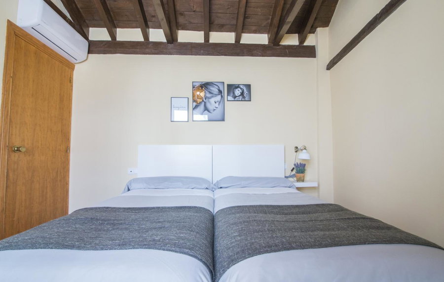Apartamentos Nahira Suites 3000, Granada, Spain