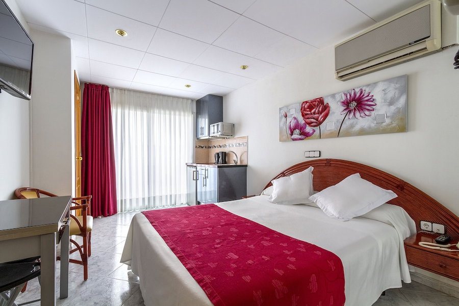 Apartamentos Neptuno, Calella, Spain