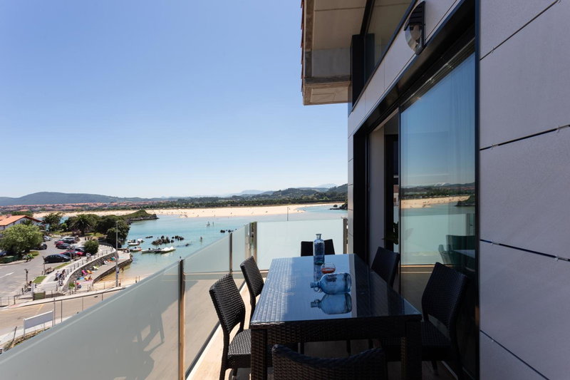 Apartamentos Playa De Los Barcos, Isla, Spain