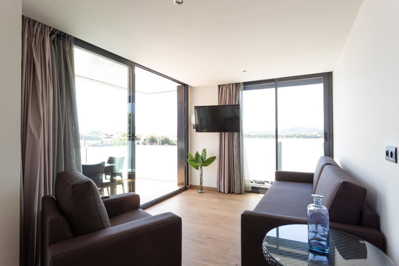 Apartamentos Playa De Los Barcos, Isla, Spain