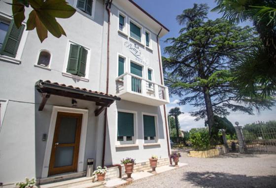 Betty's House, Italien