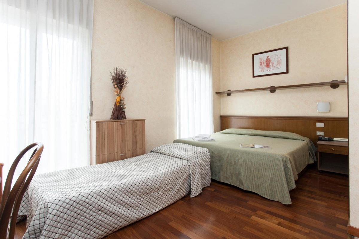 Hotel · Residence Desenzano, Milan