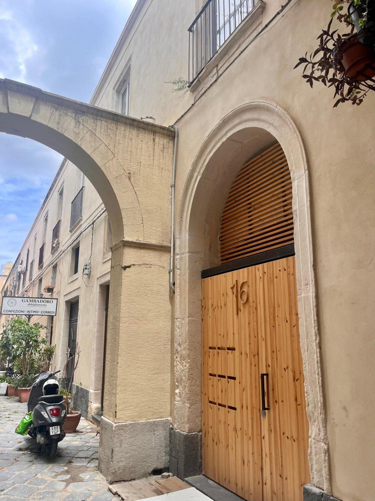 Loft Real Centro Messina 110mq 2 Camere 2 Bagni, Italy