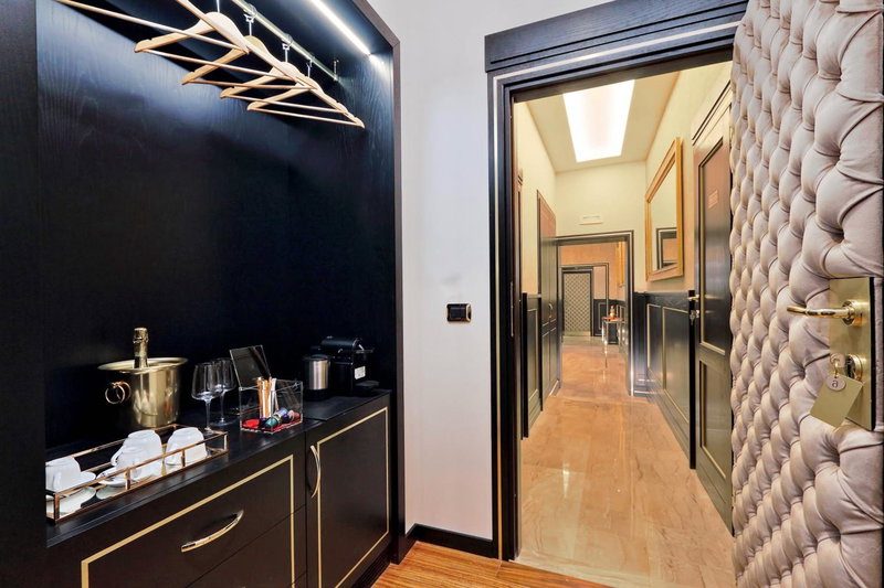 Spanish Diamond Luxury Suites & Jacuzzi, Rome, Italy