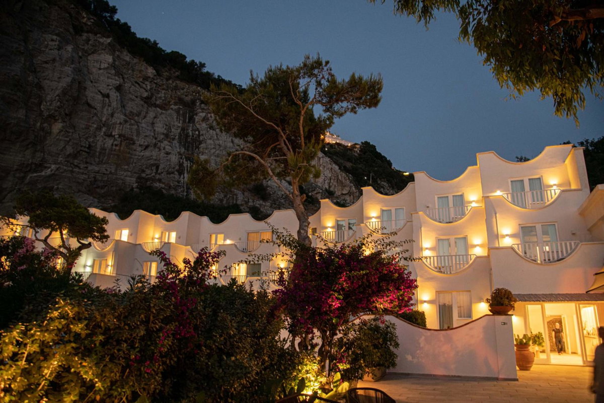Hotel · Maya Beach Resort, Massa Lubrense