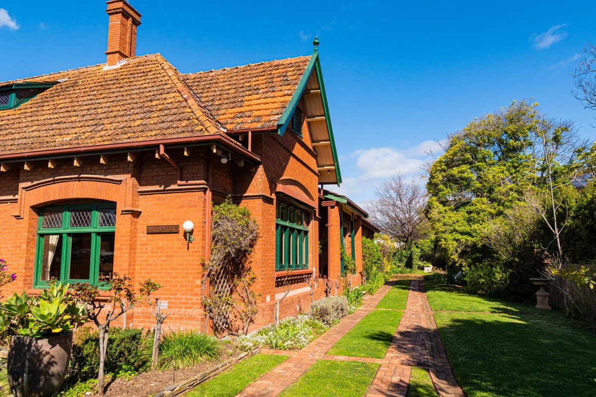 Buxton Manor, Australia