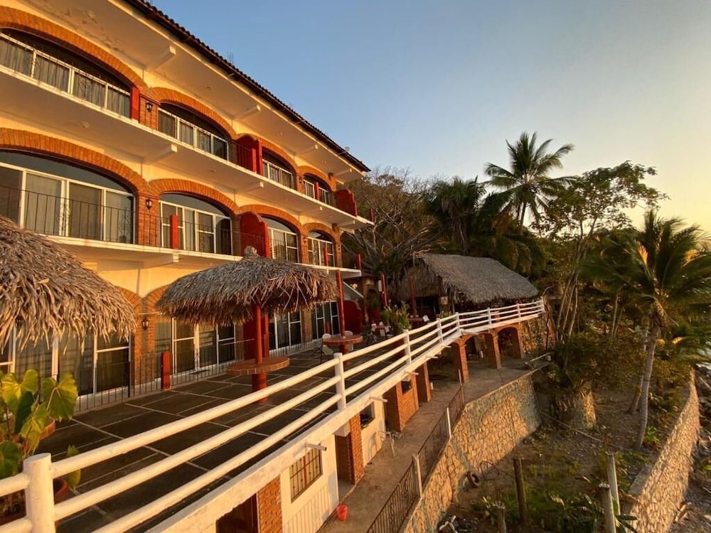 Traditional Sierra Leon Oceanfront Rooms, Mexique