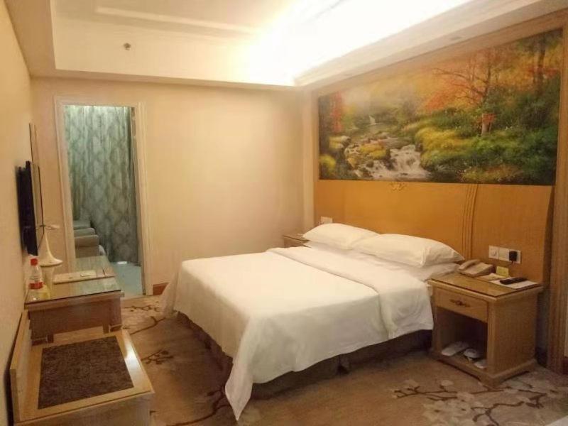 Vienna Hotel Dongguan Tangxia Lincun Square, Dongguan, China