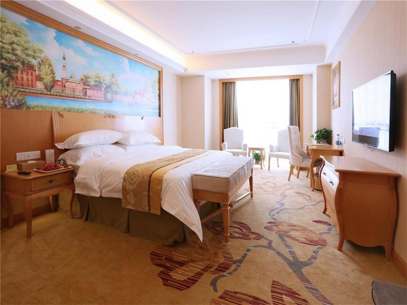 Vienna International Hotel Yantai Changjiang Road Xingyi Square Branch, Yantai, China