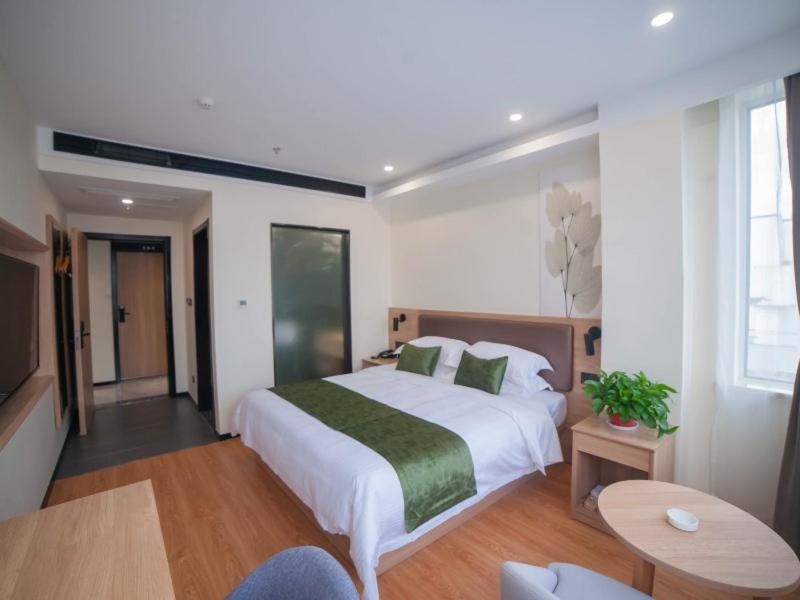 GreenTree Inn Express Hotel Suzhou Zhangjianggang Free Trade Zone Central Plaza, Zhangjiagang, China