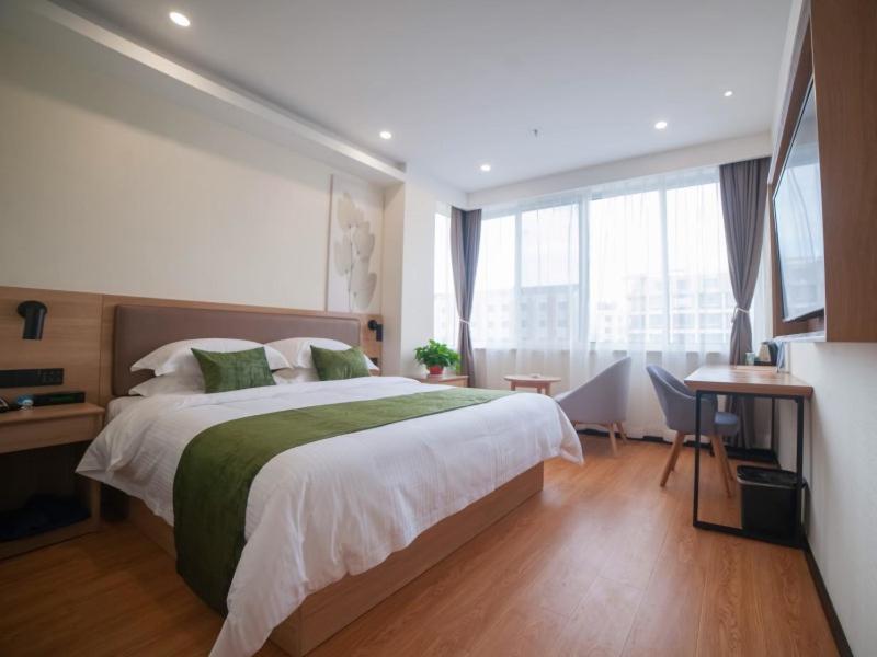GreenTree Inn Express Hotel Suzhou Zhangjianggang Free Trade Zone Central Plaza, Zhangjiagang, China