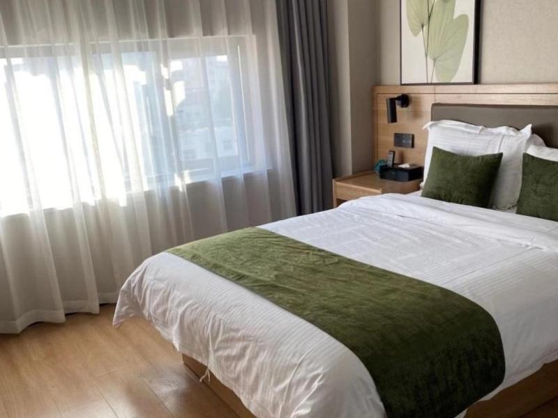 GreenTree Inn Express Hotel Suzhou Zhangjianggang Free Trade Zone Central Plaza, Zhangjiagang, China