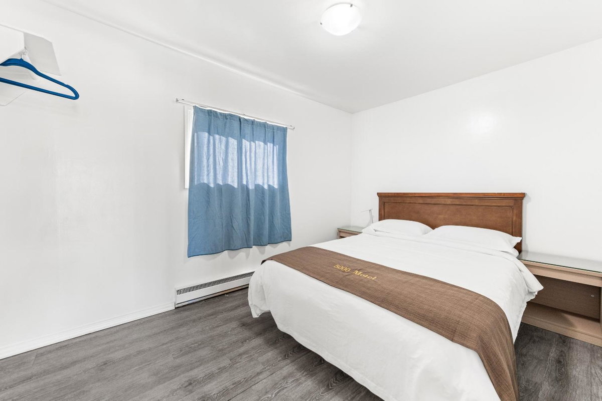 5000 Motel, Canada