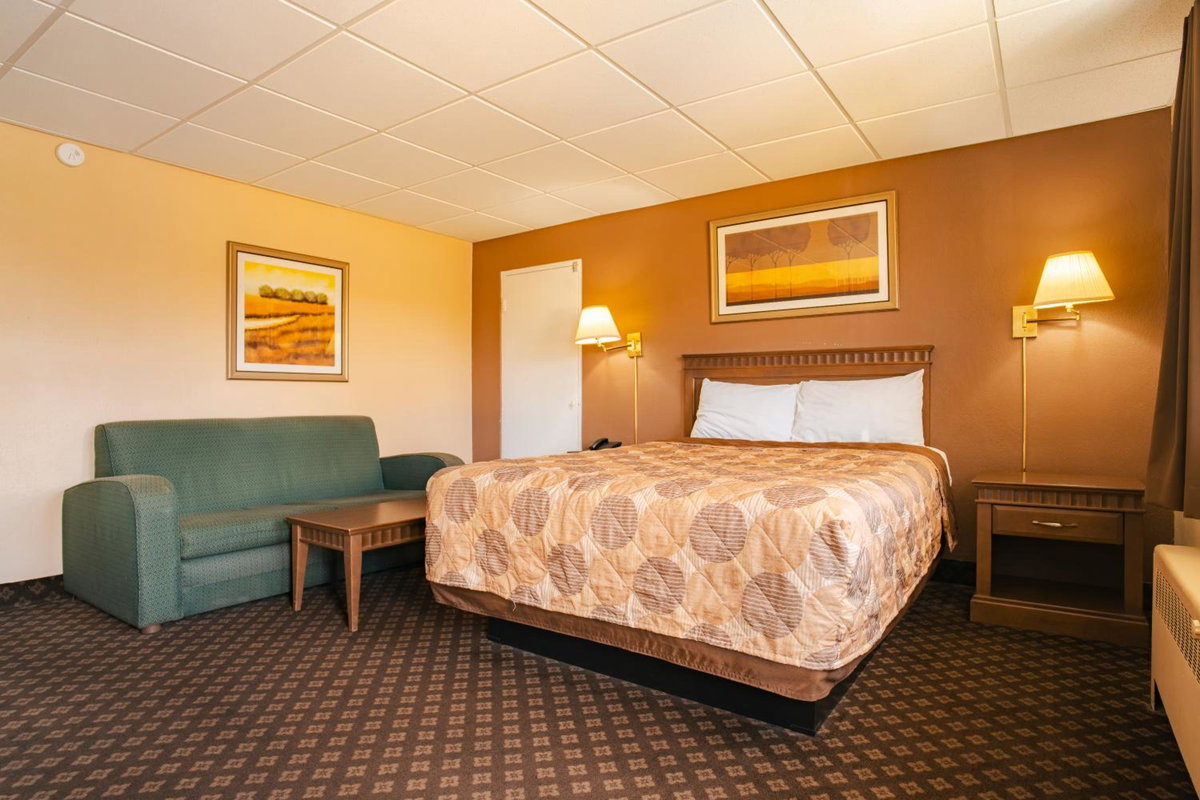 Faulds Motel, Canada
