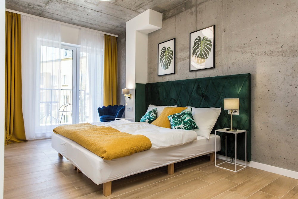 Piedmont House, Польша