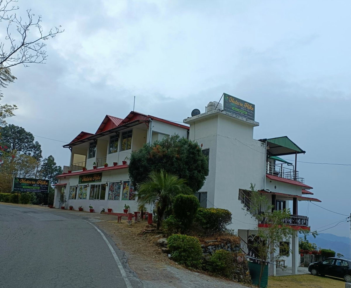 Hotel · Nature Hike, Lansdowne