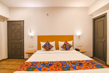 FabHotel Sayeeda International - 600m from Park Circus 7 Point, Kolkata, India