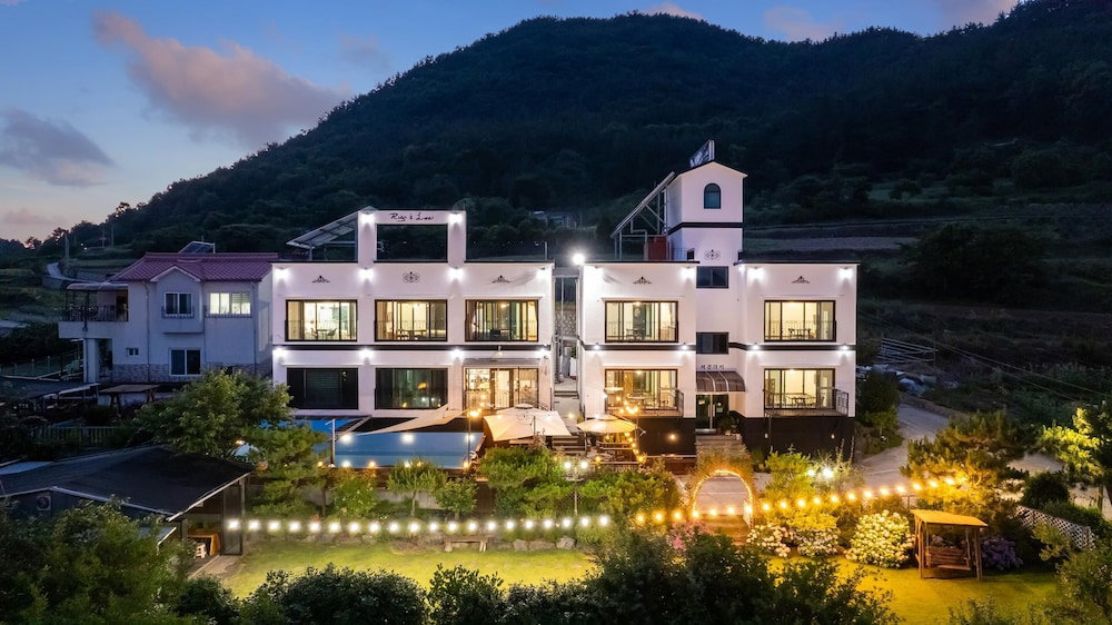 Hotel · Namhae Ryu&lee Pet Pension, Namhae
