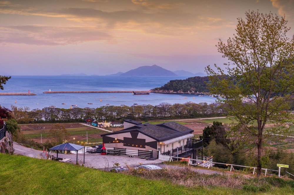 Hotel · Namhae Jjhouse Pension, Namhae