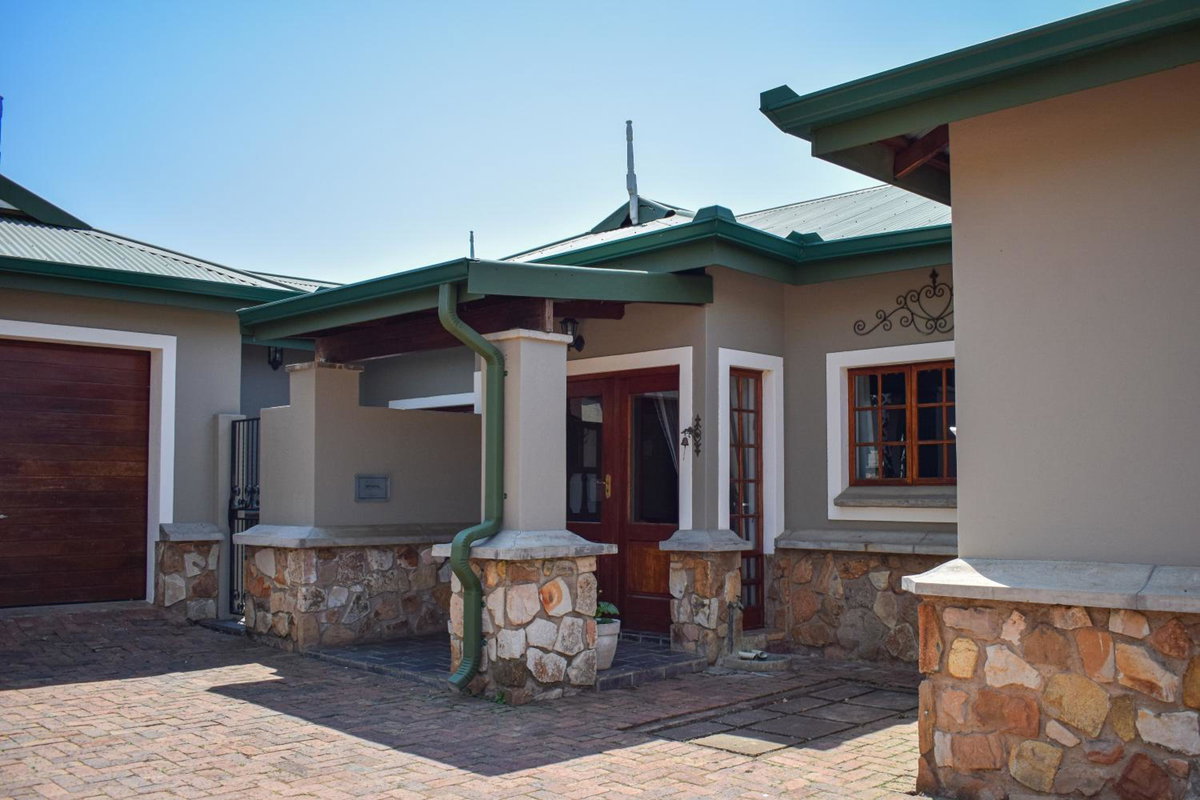 Hotel · Ambassador Lodge, Dullstroom