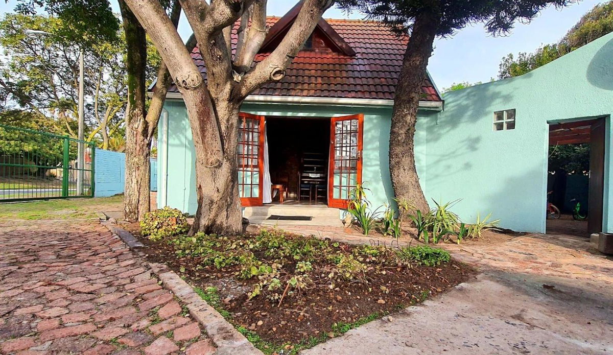 Hotel · Cozy Cottage +/- 500m from the beach, Cape Town