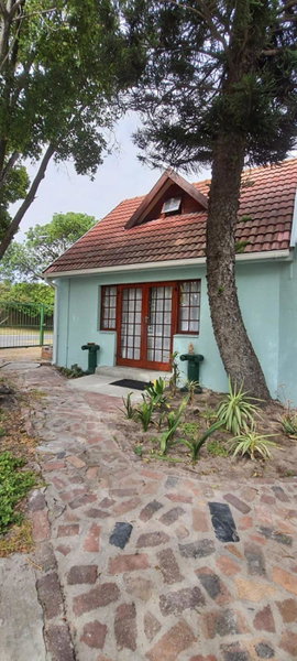 Cozy Cottage +/- 500m from the beach, Cape Town, South Africa