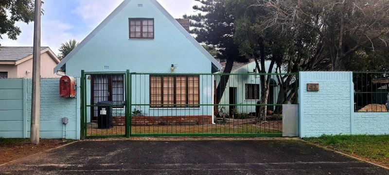 Cozy Cottage +/- 500m from the beach, Cape Town, South Africa